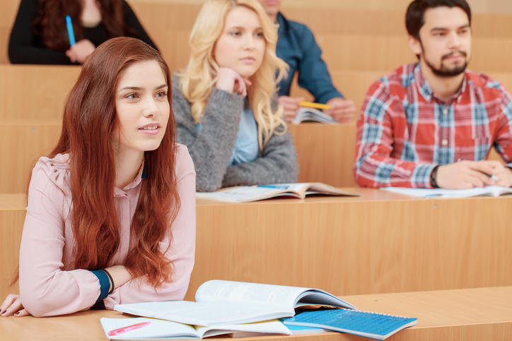 étudiante suivant un cours à l'université étudiante suivant un cours à l'université